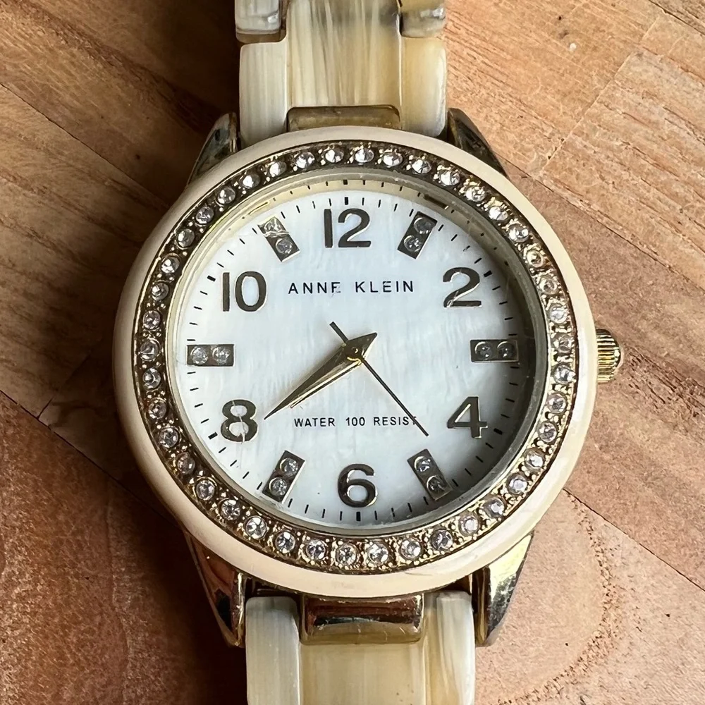 Anne Klein ladies cream and gold tone dress watch NEW BATTERY